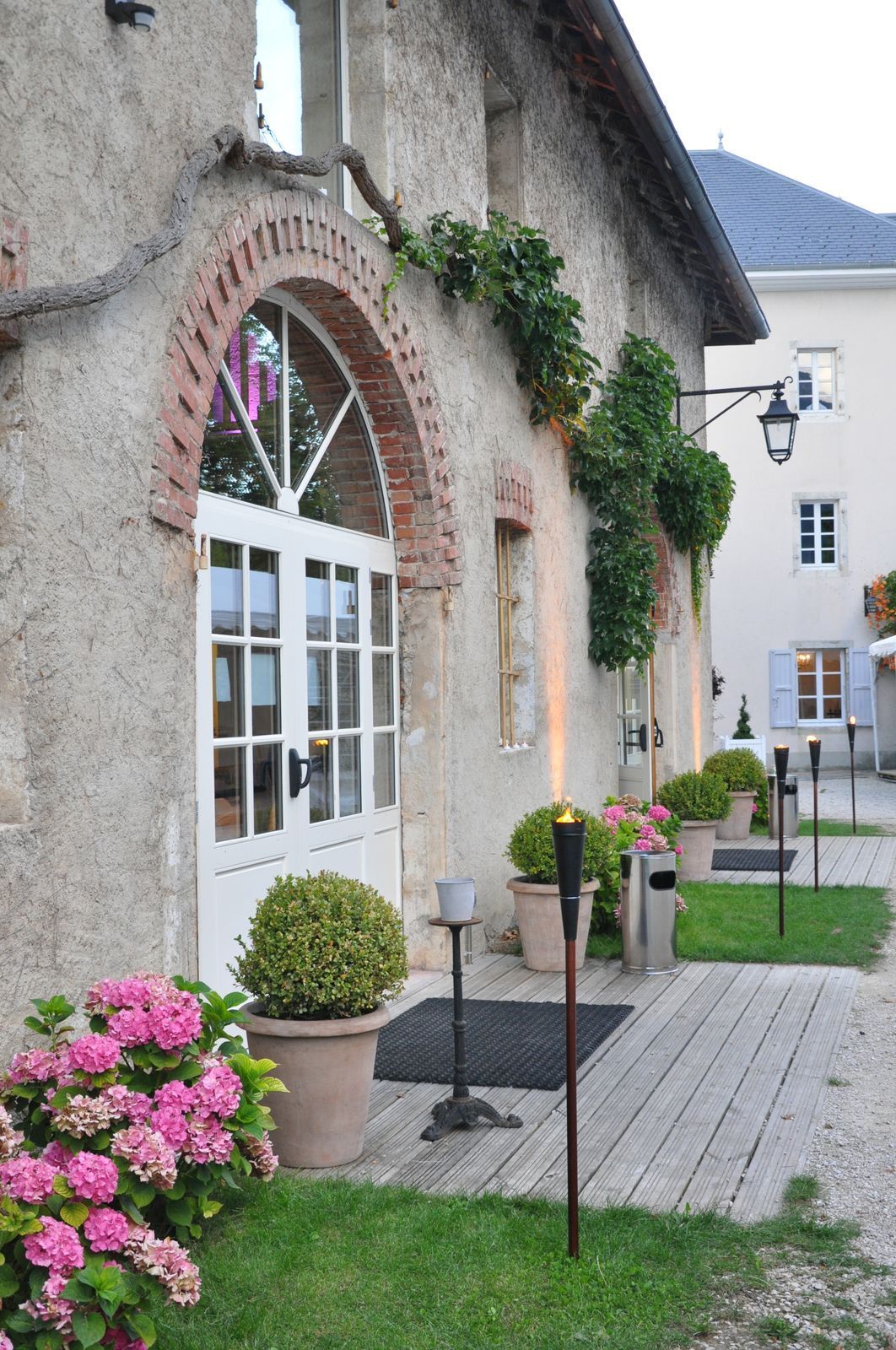 Décoration de mariage à au Château de Saint-Offenge Savoie - Trait d ...